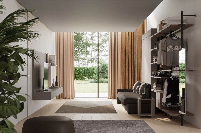 Vista laterale di un soggiorno lungo e stretto con cabina armadio aperta, divano, letto verticale e mobile TV sospeso