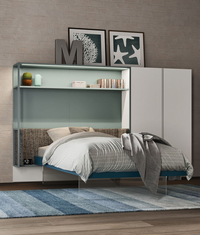 Zona notte di una cameretta con letto effetto sospeso e testiera azzurra dal design moderno