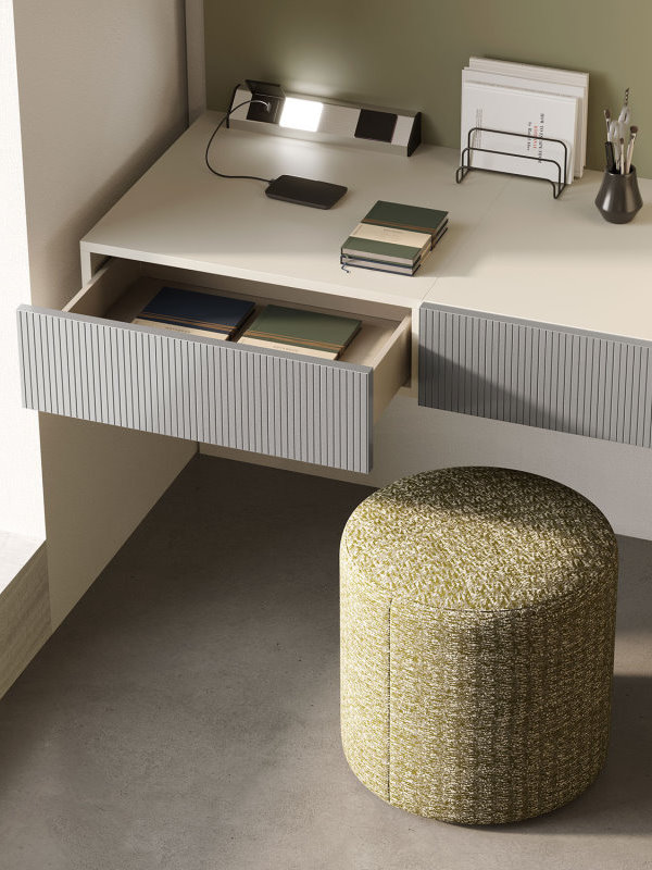 Angolo studio con cassetti sospesi e pouf cilindrico verde